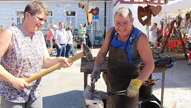 Jeder ist seines Glückes Schmied, finden der Schmied Bernhard Krämer und seine Frau und bringen Hufeisen unter die Leute .