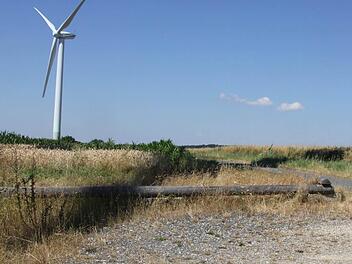 Nicht zu hören, schwierig optisch einzufangen: Der Schattenschlag gilt es eine der negativen Begleiterscheinungen ringsum Windkraftanlagen, wie hier auf dem Bretzenstein, wo die Schatten-Rotation bei Sonneneinstrahlung der Rotorblätter aber kaum jemanden stört. Foto: Ralf Kestel