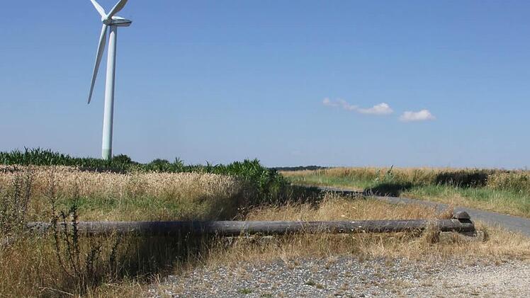 Nicht zu hören, schwierig optisch einzufangen: Der Schattenschlag gilt es eine der negativen Begleiterscheinungen ringsum Windkraftanlagen, wie hier auf dem Bretzenstein, wo die Schatten-Rotation bei Sonneneinstrahlung der Rotorblätter aber kaum jemanden stört. Foto: Ralf Kestel