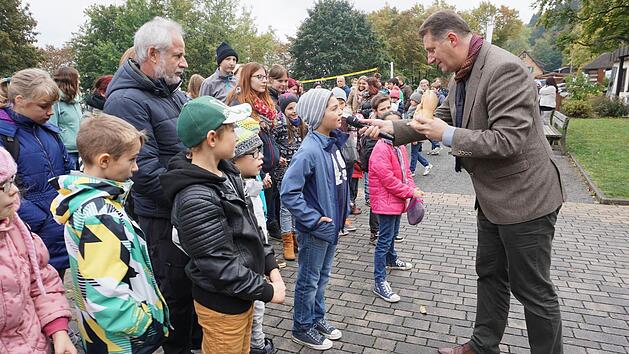Dekan Dr. Andreas Krefft kam zur Feier anl&auml;sslich des 40. Geburtstags den BDKJ Regionalverbandes zur Th&uuml;ringer H&uuml;tte, um die Verbandsarbeit zu w&uuml;rdigen. Mit den Kindern, die zum Jubil&auml;umsfest eingeladen waren, kam er gerne ins Gespr&auml;ch.  Foto: Marion Eckert
