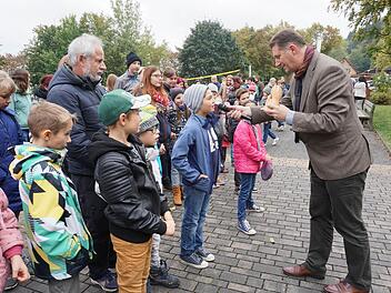 Dekan Dr. Andreas Krefft kam zur Feier anlässlich des 40. Geburtstags den BDKJ Regionalverbandes zur Thüringer Hütte, um die Verbandsarbeit zu würdigen. Mit den Kindern, die zum Jubiläumsfest eingeladen waren, kam er gerne ins Gespräch.  Foto: Marion Eckert