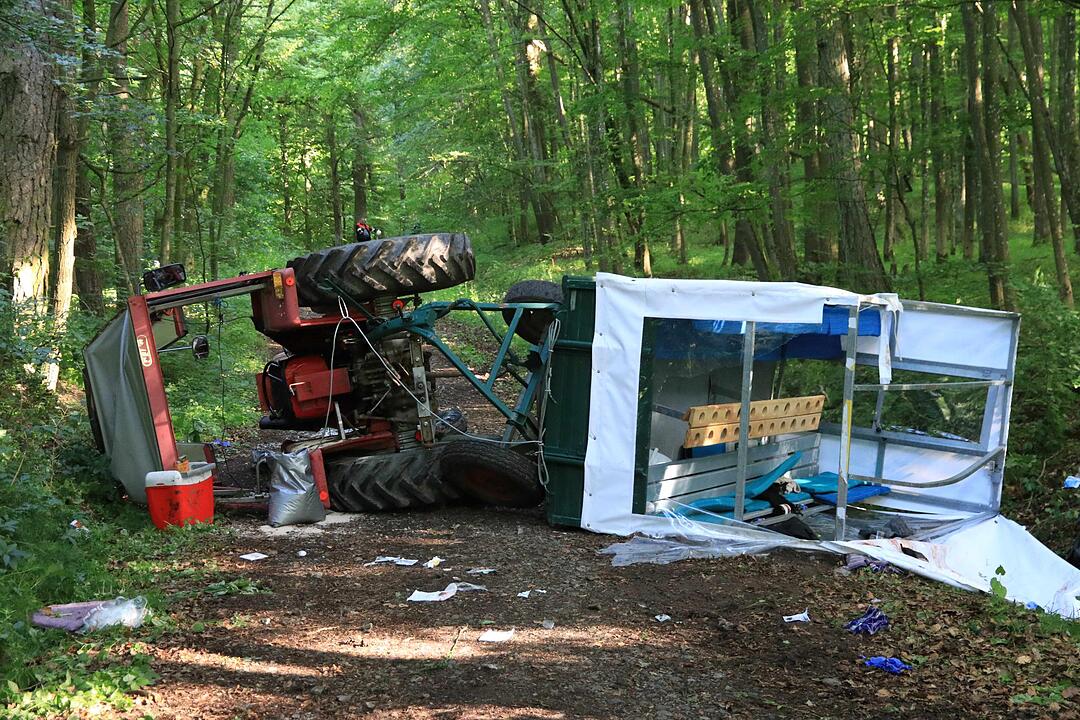 Traktor kippt bei Falkenberg um - 13 Verletzte