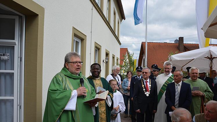 Domkapitular Monsignore Dietrich Seidel (links) weihte die Alte Schule ein. Foto: Björn Hein
