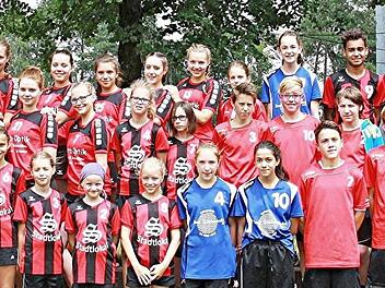 Mit sechs Mannschaften sowie Trainern und Betreuern nahm der SV Buckenhofen an einem Rasenturnier bei F&uuml;rth teil. Foto: privat