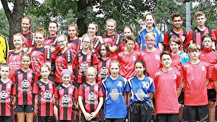 Mit sechs Mannschaften sowie Trainern und Betreuern nahm der SV Buckenhofen an einem Rasenturnier bei F&uuml;rth teil. Foto: privat