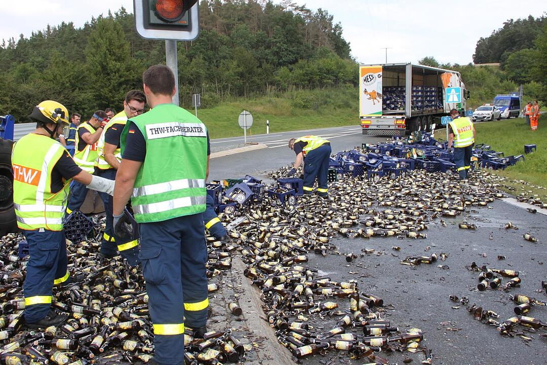 Landkreis Kulmbach: Bierlaster verliert Ladung auf B85
