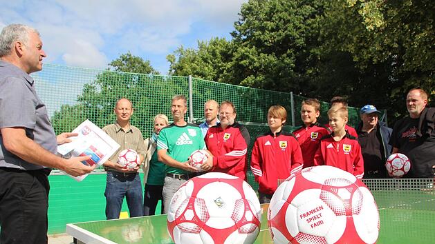 "Faire B&auml;lle" &uuml;bergab B&uuml;rgermeister J&uuml;rgen Hennemann (links) am Mittwoch an die Verantwortlichen von TV Ebern, SV Heubach, ASC Eyrichshof, Sportfreunde Unterpreppach, SV Bischwind und 1. FC Frickendorf. Mit im Bild der Vorsitzende des Eine-Welt-Vereins Ebern, Peter Ruppert (Zweiter von links), und der Umweltreferent des Eberner Stadtrats, Klaus Schineller (Zweiter von rechts).  Foto: Eckehard Kiesewetter