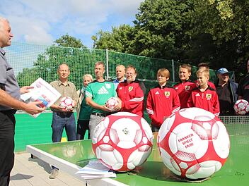 "Faire Bälle" übergab Bürgermeister Jürgen Hennemann (links) am Mittwoch an die Verantwortlichen von TV Ebern, SV Heubach, ASC Eyrichshof, Sportfreunde Unterpreppach, SV Bischwind und 1. FC Frickendorf. Mit im Bild der Vorsitzende des Eine-Welt-Vereins Ebern, Peter Ruppert (Zweiter von links), und der Umweltreferent des Eberner Stadtrats, Klaus Schineller (Zweiter von rechts).  Foto: Eckehard Kiesewetter