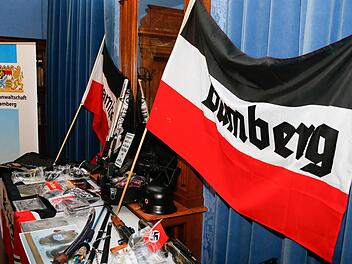Die Ermittler stellten bereits im Oktober 2015  Propagandamaterial, Waffen und Fahnen bei Rechtsradikalen in Bamberg sicher. Nun soll im Herbst  der Prozess  gegen vier Neonazis am Landgericht beginnen.Matthias Hoch/Archiv