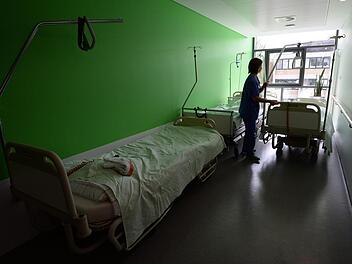 Nach einem schweren Sturz im Kreis Ansbach ist ein Motorradfahrer im Krankenhaus gestorben. Symbolfoto: Patrick Seeger/dpa