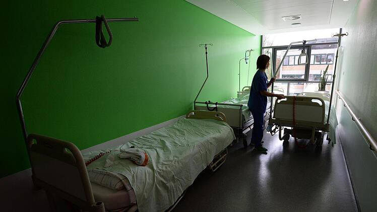 Nach einem schweren Sturz im Kreis Ansbach ist ein Motorradfahrer im Krankenhaus gestorben. Symbolfoto: Patrick Seeger/dpa