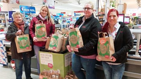 Tafel-Mitarbeiterinnen Brigitte K&ouml;rner und Stefanie Renner sowie die Rewe-Mitarbeiterinnen Saskia M&ouml;hrlein und Jessi Hoja (v.li.) Foto: privat