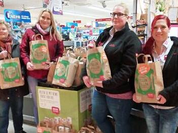 Tafel-Mitarbeiterinnen Brigitte Körner und Stefanie Renner sowie die Rewe-Mitarbeiterinnen Saskia Möhrlein und Jessi Hoja (v.li.) Foto: privat