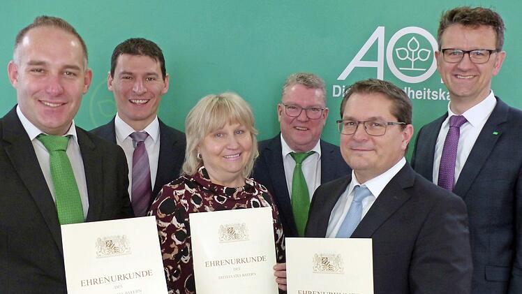 Dienstjubiläum in der AOK-Direktion Coburg (von links): Michael Müller (25 Jahre), Privatkundenbereichsleiter Erwin Englsperger, Carmen Marr (40 Jahre), Verwaltungsleiter Martin Sauer, Oliver Skall (25 Jahre) und Direktor Christian Grebner.  Fotos: Stephan Preisz