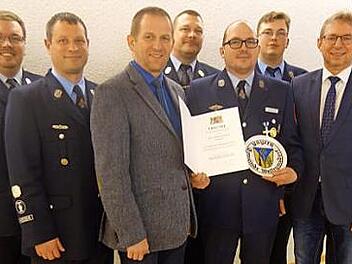 Eine staatliche Ehrung gab es bei der Feuerwehr Weidach: Das Bild zeigt von links Jannic Christ, Stephan Goer, Rainer Mattern, Christian Boßecker, Matthias Nicolai, Dominik Krautwurst, Wolfgang Bauersachs und Andreas Müller. Foto: Doris Weidner