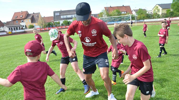 Auch beim Dribbeln gegen die Kids war der Profi gefordert.