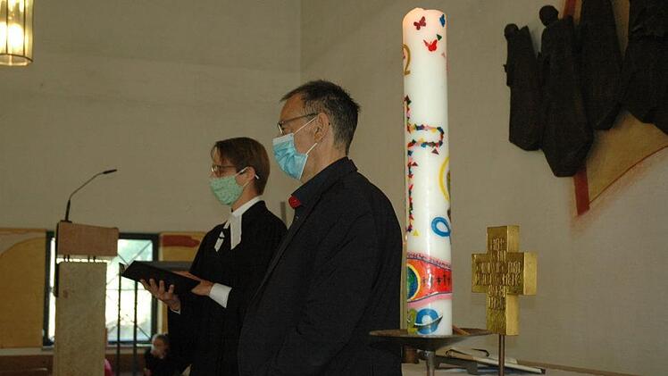 Pfarrer Veit Röger und Kirchenvorsteher Thomas Nowak hießen, coronagemäß mit Maske, die neuen Kindertagesstättenleiterinnen herzlich willkommen. Foto: Edwin Meißinger