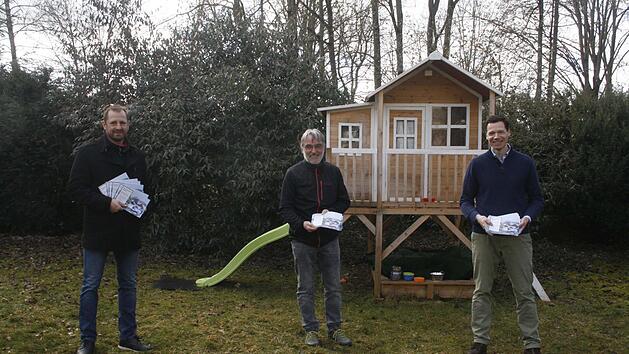 Sie wollen Heldritt zu einem Bio-Energiedorf machen: die Stadtr&auml;te Matthias Thumser, Michael Pertsch und Moritz von Butler (v.l.). Eine Infobrosch&uuml;re, die die drei unters Volk brachten, soll das Interesse f&uuml;r das Projekt bei den B&uuml;rgern wecken.