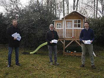 Sie wollen Heldritt zu einem Bio-Energiedorf machen: die Stadträte Matthias Thumser, Michael Pertsch und Moritz von Butler (v.l.). Eine Infobroschüre, die die drei unters Volk brachten, soll das Interesse für das Projekt bei den Bürgern wecken.