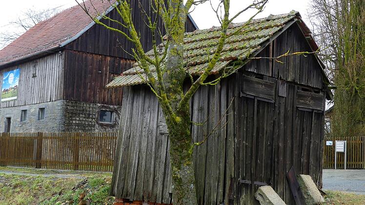 In dieser kleinen Hütte, die der Großvater von Rudolf Dippold mit gebaut hat, ist noch heute die alte Viehwaage der früheren Michelsreuther Landwirte untergebracht.