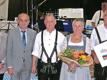 Für 60 Jahre aktives Musizieren und 40-jährige Dirigententätigkeit wurde Klaus Schnappauf ausgezeichnet (von links) Klaus Löffler, Karin Ritter, Thomas Kolb, Daniel Grüdl, Jutta Schnappauf, Klaus Schnappauf und Wolfgang Müller.