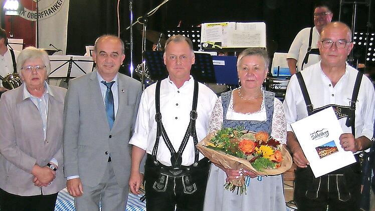 Für 60 Jahre aktives Musizieren und 40-jährige Dirigententätigkeit wurde Klaus Schnappauf ausgezeichnet (von links) Klaus Löffler, Karin Ritter, Thomas Kolb, Daniel Grüdl, Jutta Schnappauf, Klaus Schnappauf und Wolfgang Müller.