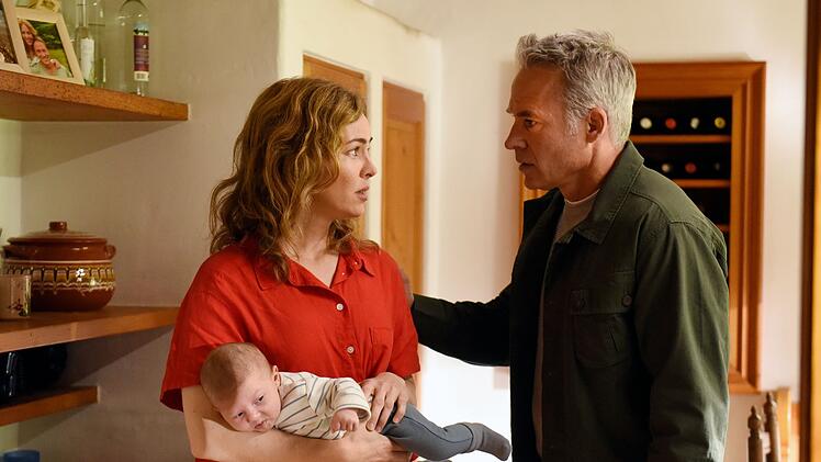 Trixie (Nina Schmieder) und Mark (Marco Girnth) sorgen sich um ihren Sohn Karl. Mark ahnt nicht, dass er nicht der Vater des Dreij&auml;hrigen ist.