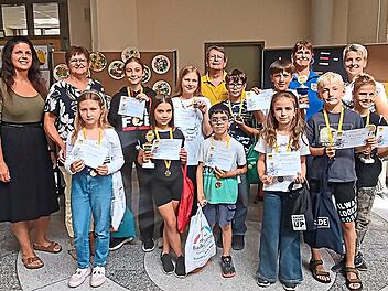 Unser Foto zeigt (von links) Daniela F&ouml;rg, Elli Reinmann, Christian Rieme, Andrea Hertel und Carolin Erb-Heyne mit den jeweiligen Erst- bis Drittplatzierten. Sabrina Metz