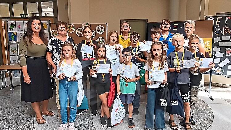 Unser Foto zeigt (von links) Daniela F&ouml;rg, Elli Reinmann, Christian Rieme, Andrea Hertel und Carolin Erb-Heyne mit den jeweiligen Erst- bis Drittplatzierten. Sabrina Metz