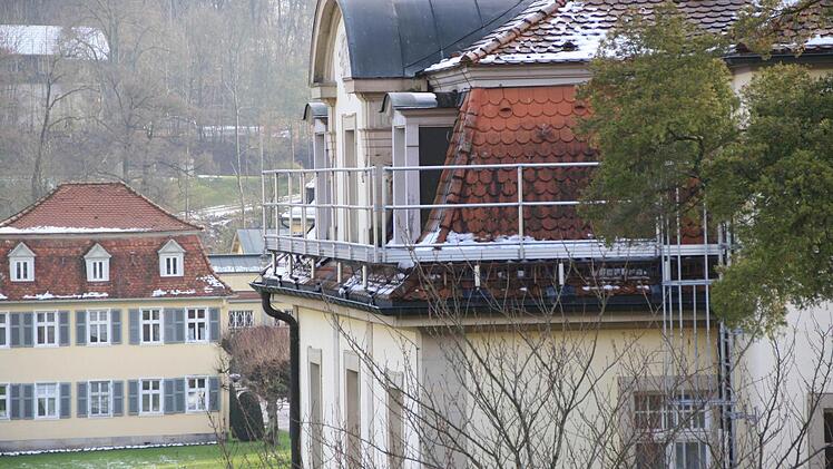 Nicht schön, aber nötig: Die Villa Schwan ist in Sachen Brandschutz schon gut ausgerüstet.  Foto: Ralf Ruppert