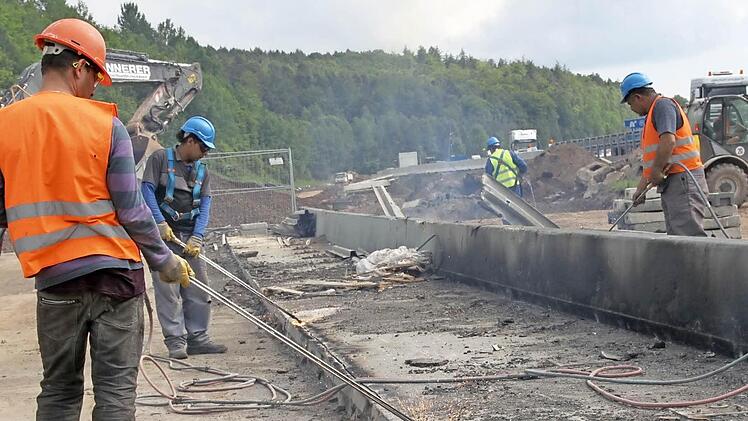 Knochenarbeit: Mit Schweißbrennern lösen Bauarbeiter einzelne Teile aus dem 750 Meter langen Überbau der alten Brücke heraus.