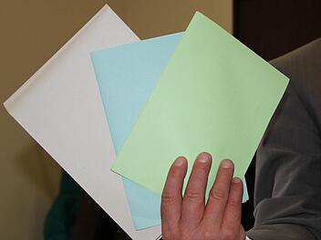 Am Wahlsonntag bekamen die Bad Brückenauer Bürger nur drei Wahlzettel anstatt vier. Das liegt daran, dass die Bürgermeisterwahl erst 2016 stattfindet. Foto: Ulrike Müller