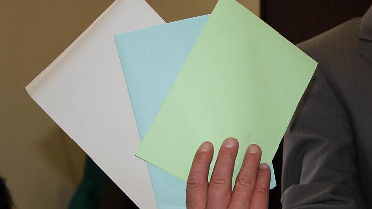 Am Wahlsonntag bekamen die Bad Brückenauer Bürger nur drei Wahlzettel anstatt vier. Das liegt daran, dass die Bürgermeisterwahl erst 2016 stattfindet. Foto: Ulrike Müller