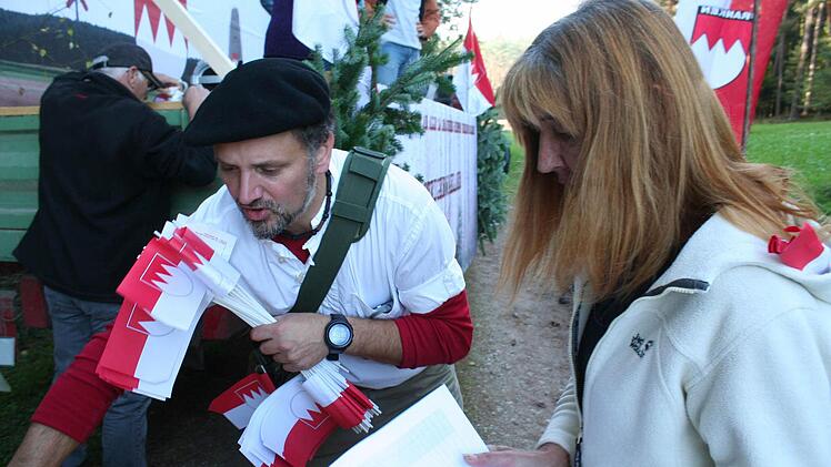 Nicolas Sportelli, Initiator der Bürgerinitiative, beim Verteilen von Frankenfähnchen.