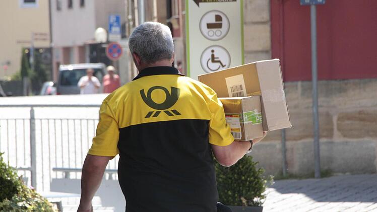 erst wird die aktuelle Post zugestellt.  Foto: Josef Hofbauer