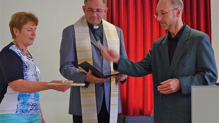Feier an der Mittelschule Hammelburg mit Pfarrer Robert Augustin und Pastoralreferent Markus Waite.  Foto: Gerd Schaar
