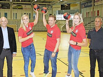 Hoffen gemeinsam auf den "großen Wurf", sprich auf mindestens 2500 Zuschauer am Mittwoch, 7. Oktober in der HUK-Coburg Arena. An diesem Tag spielt die deutsche Handball-Frauen-Nationalmannschaft gegen die Schweiz in der EM-Qualifikation (von links). Wolfgang Heyder, Manager des gastgebenden HSC 2000 Coburg, Nationalspielerin Luisa Schulze, Nationaltrainer Jakob Vestergaard, Nationalspielerin Shenia Minevskaja und Georg Clarke, der Vizepräsident des Deutschen Handball-Bundes. Foto: ct
