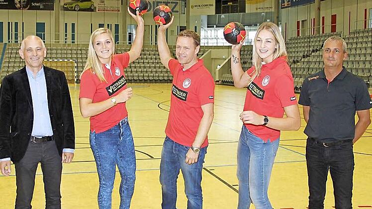 Hoffen gemeinsam auf den "großen Wurf", sprich auf mindestens 2500 Zuschauer am Mittwoch, 7. Oktober in der HUK-Coburg Arena. An diesem Tag spielt die deutsche Handball-Frauen-Nationalmannschaft gegen die Schweiz in der EM-Qualifikation (von links). Wolfgang Heyder, Manager des gastgebenden HSC 2000 Coburg, Nationalspielerin Luisa Schulze, Nationaltrainer Jakob Vestergaard, Nationalspielerin Shenia Minevskaja und Georg Clarke, der Vizepräsident des Deutschen Handball-Bundes. Foto: ct