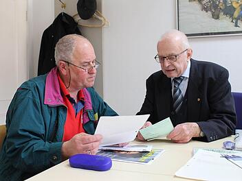 Der 59-jährige Karl-Heinz Thümlein (links) sucht Rat bei Andreas Jakob. Schon lange sucht er verzweifelt nach einem Job. Foto: Lisa Kieslinger