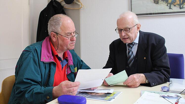 Der 59-jährige Karl-Heinz Thümlein (links) sucht Rat bei Andreas Jakob. Schon lange sucht er verzweifelt nach einem Job. Foto: Lisa Kieslinger