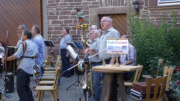 Die Waldfensterer Bergmusikanten lockten etliche Fans nach Elfershausen zum Saale-Musicum. Foto: Winfried Ehling