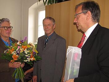 Wolfgang Doischer (links) bekam von Bürgermeister Thomas Nowak (rechts) in Anerkennung seiner Verdienste als Behindertenbeauftragter der Stadt Coburg die Medaille "Die Stadt Coburg dankt" in Silber. Verwaltungsrat Peter Schubert vom Sozialamt (Mitte) schloss sich den Glückwünschen an. Foto: Martin Koch
