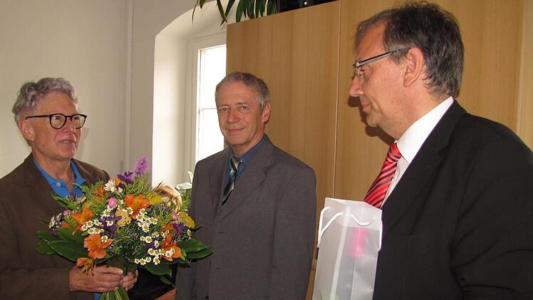 Wolfgang Doischer (links) bekam von Bürgermeister Thomas Nowak (rechts) in Anerkennung seiner Verdienste als Behindertenbeauftragter der Stadt Coburg die Medaille "Die Stadt Coburg dankt" in Silber. Verwaltungsrat Peter Schubert vom Sozialamt (Mitte) schloss sich den Glückwünschen an. Foto: Martin Koch