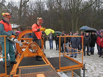 Anhand eines Spannungssimulators werden  die Gefahren beim Baumfällen veranschaulicht Erlwein