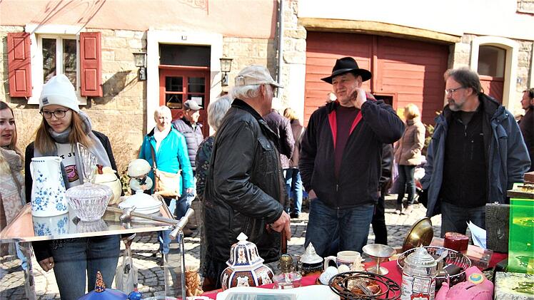 Marktleiter Peter Braun (Mitte) im Gespräch an seinem eigenen Verkaufsstand. Foto: Sigismund von Dobschütz