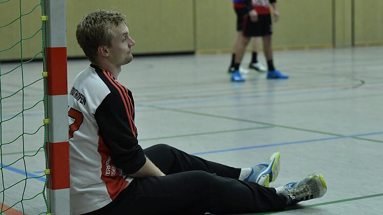 Trotz 30:18-Sieg bedient: Sebastian Weber, Torhüter des SV Buckenhofen, hat im Bezirksligaduell mit der TS Herzogenaurach II gerade wieder hinter sich greifen müssen. Sportfoto Zink