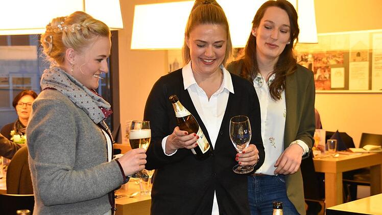Ein Bier gut einzuschenken will geübt sein; von links:  Veronika Ettstaller, Stephanie Tiling und Carolin Strobl. Foto: Uschi Prawitz