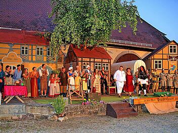 Vor der Zehntscheune, die im Hintergrund zu erkennen ist, finden die  beliebten Theateraufführungen des Heimatvereins Maßbach statt. Ein  Arbeitskreis mit drei Vereinen will nun, dass das Gebäude zur  "Kulturscheune Lauertal" wird.  Dieter Britz