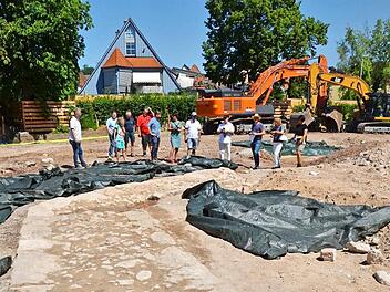 Die Ringmauer aus dem 15. Jahrhundert ist freigelegt. Teilweise wurden bei deren Bau Quadersteine aus den Mauern respektive dem Bergfried aus dem 13. Jahrhundert verwendet.  Fotos: Bernhard Panzer