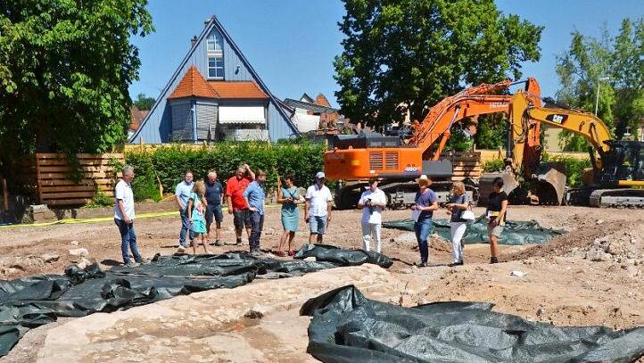Die Ringmauer aus dem 15. Jahrhundert ist freigelegt. Teilweise wurden bei deren Bau Quadersteine aus den Mauern respektive dem Bergfried aus dem 13. Jahrhundert verwendet.  Fotos: Bernhard Panzer